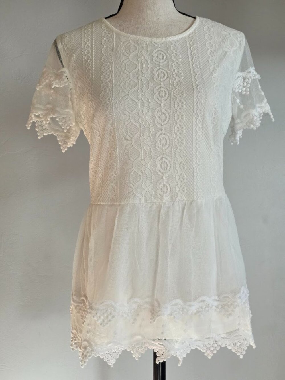 Ampersand Avenue White Lace Peplum Top - Size Small